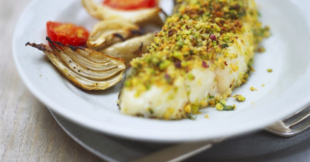 Fileto merluci me pistakio & bajame